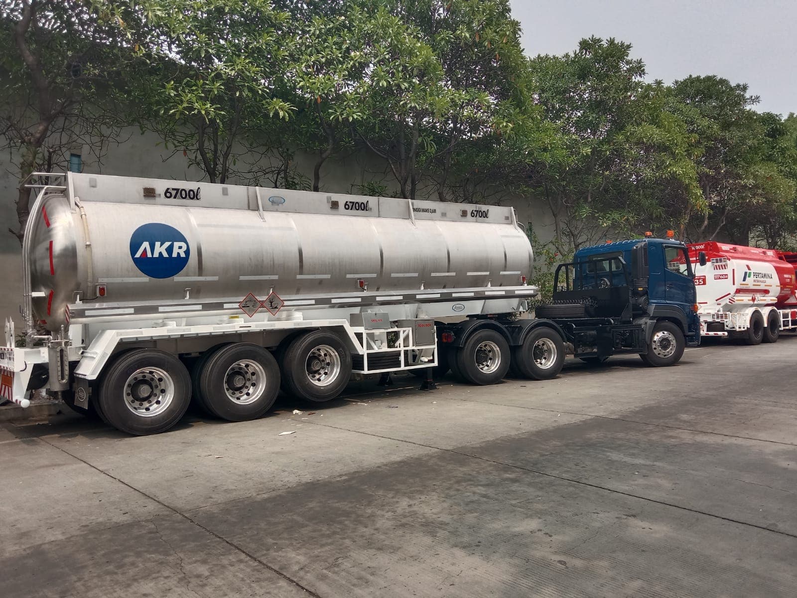 Instalasi piping dan tangki di lokasi proyek